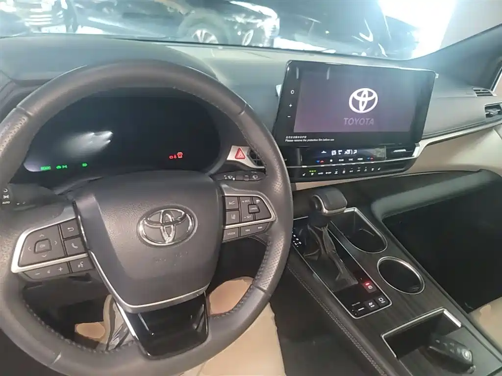 Toyota Sienna 2024 — фото 10