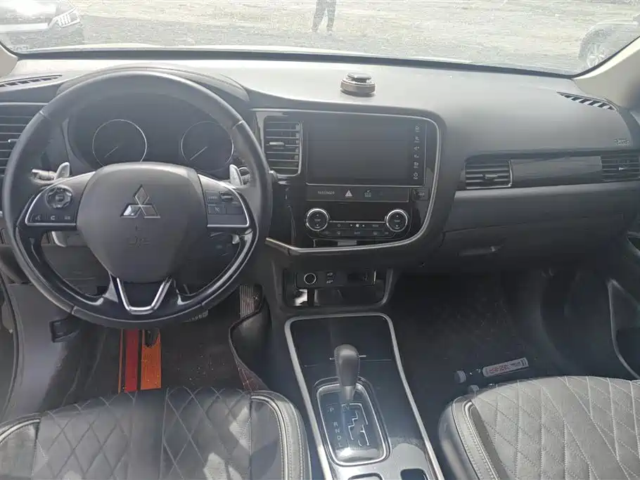 Mitsubishi Outlander 2022 — фото 12