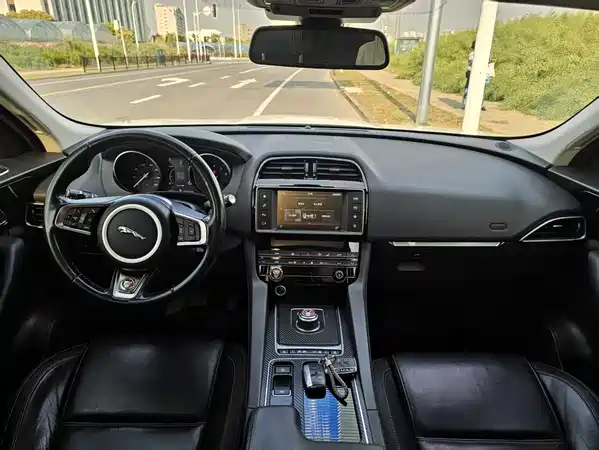 Jaguar F-PACE 2018