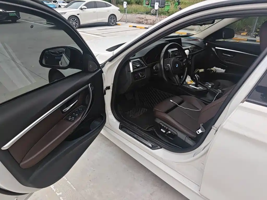BMW 3 Series 2019 — фото 14