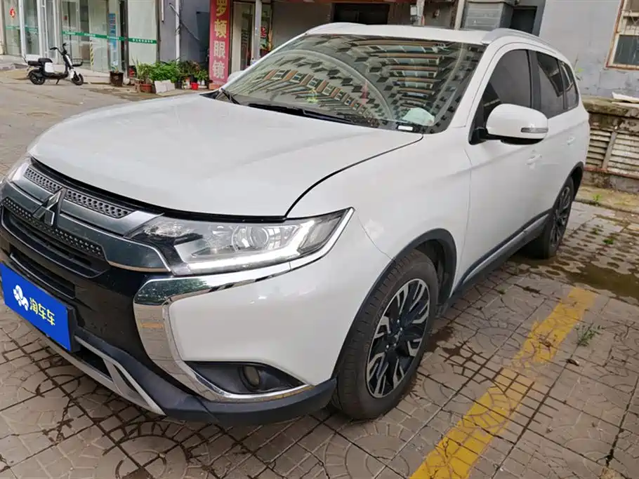 Mitsubishi Outlander 2019 — фото 1