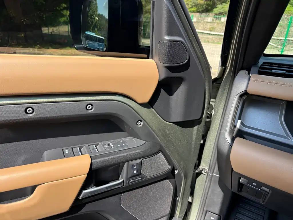 Land Rover Defender 2025 — фото 10