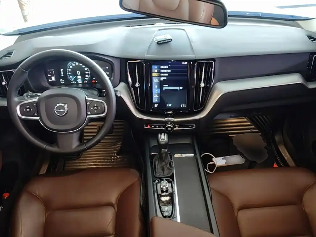 Volvo XC60 2019 — фото 10