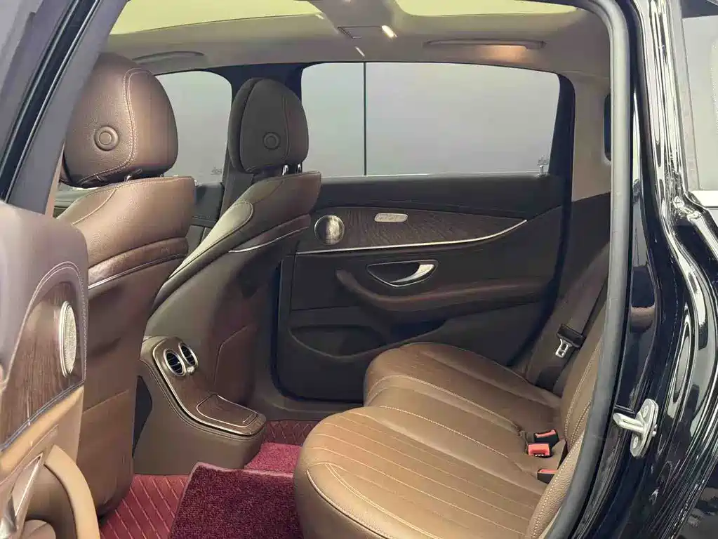 Mercedes-Benz E-Class 2023 — фото 6