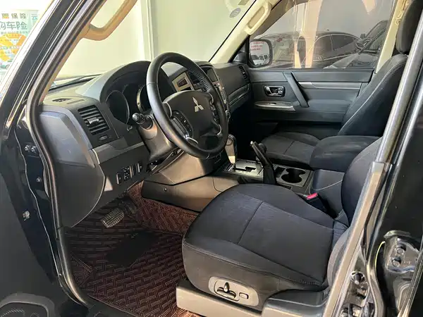 Mitsubishi Pajero 2015