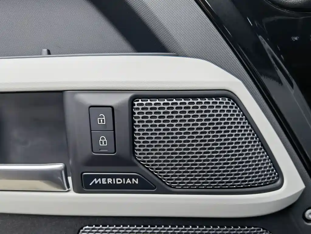 Land Rover Defender 2023 — фото 15