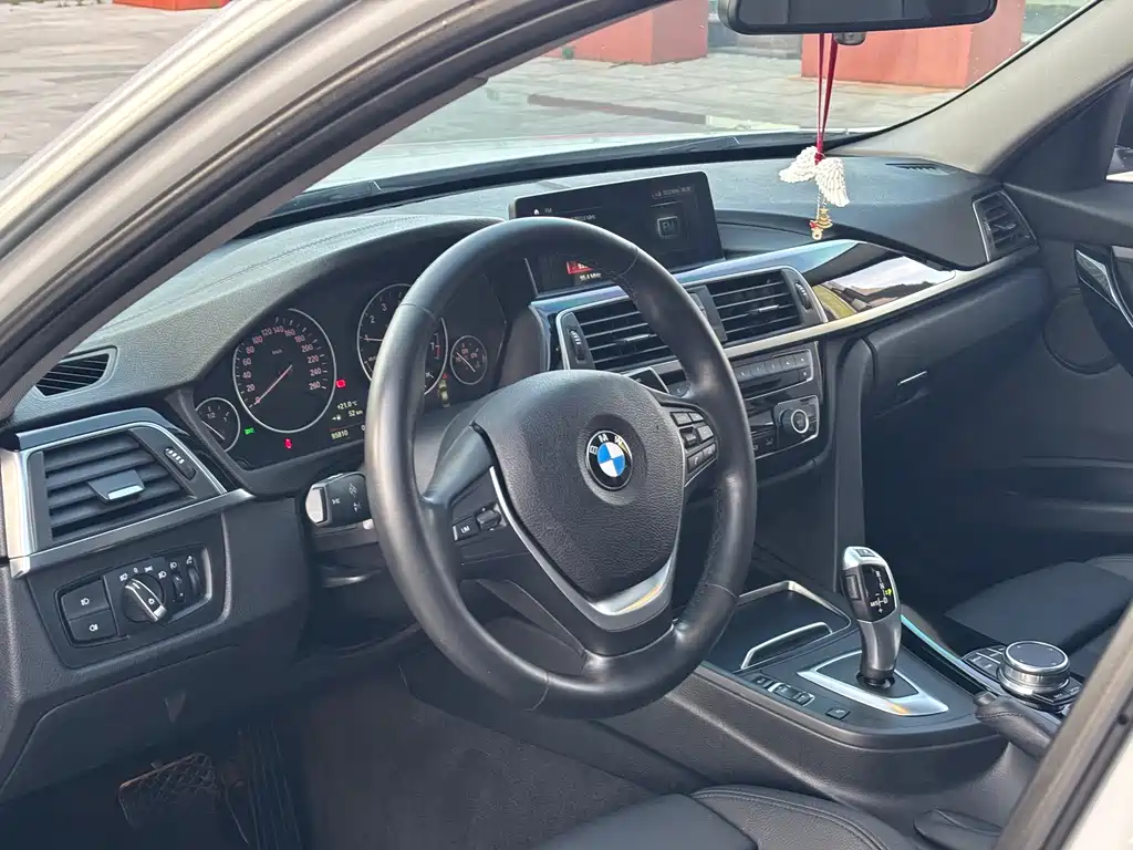 BMW 3 Series 2019 — фото 9