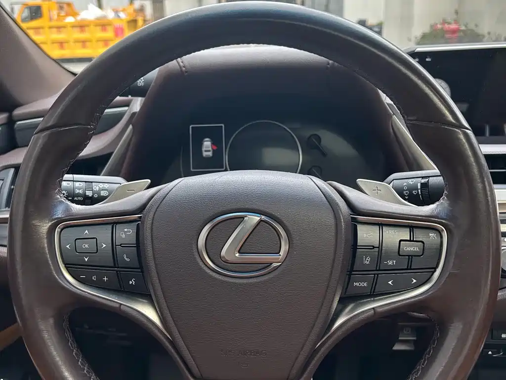 Lexus ES 2019 — фото 17