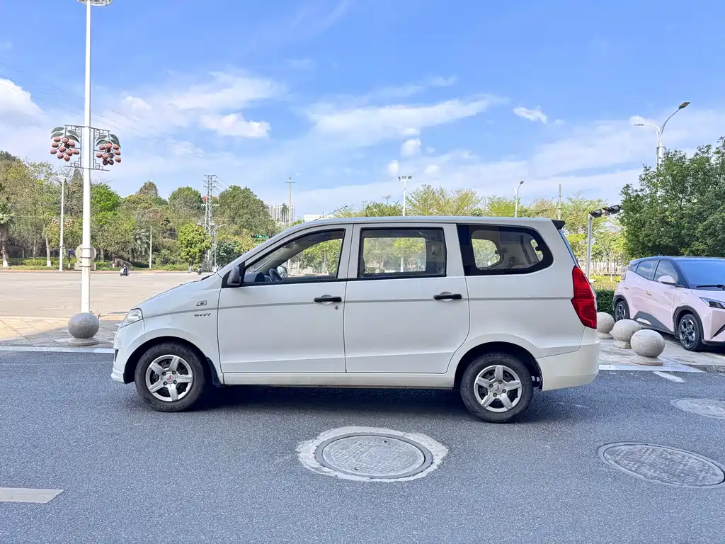 Wuling Hongguang 2016