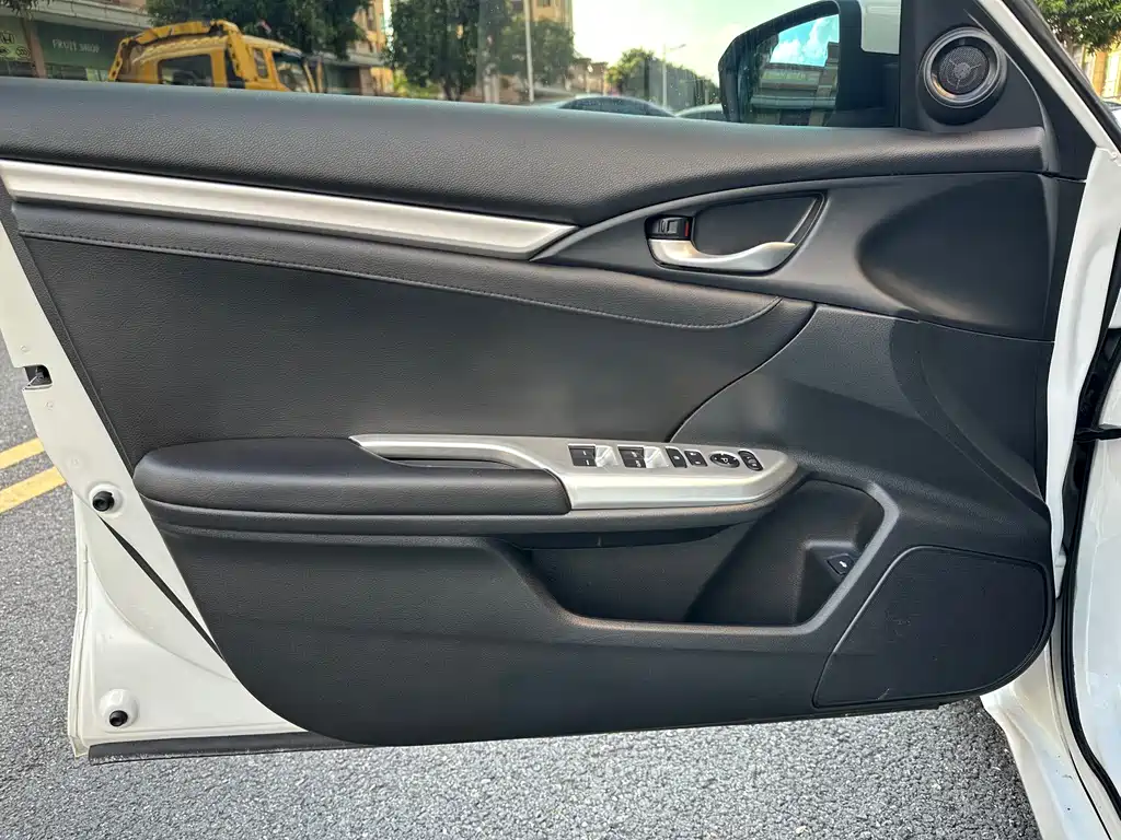Honda Civic 2018 — фото 10