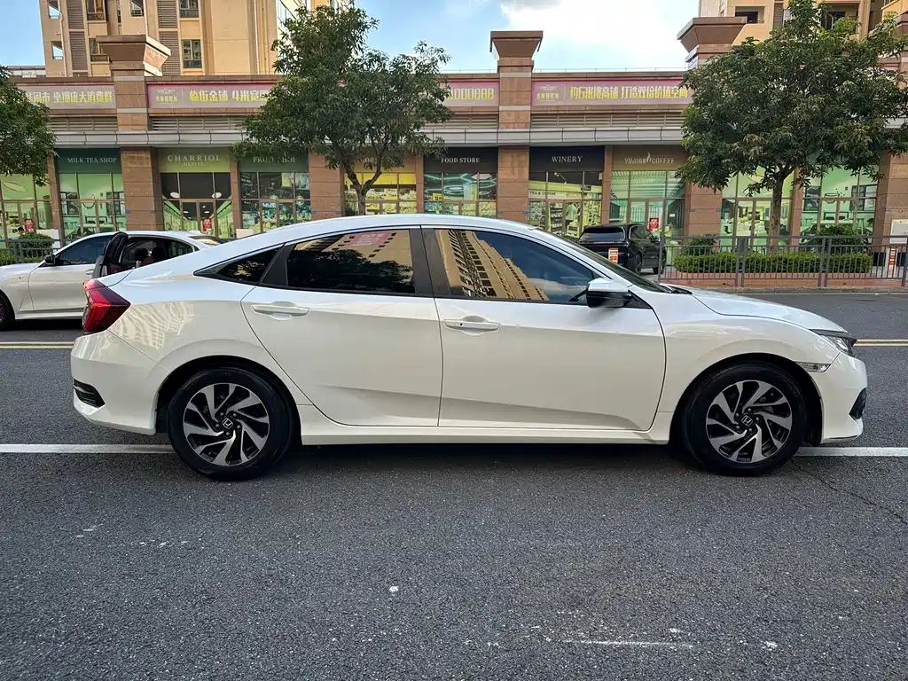 Honda Civic 2018 — фото 4