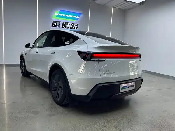 Tesla Model Y 2025