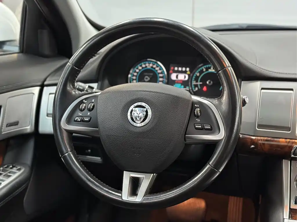 Jaguar XF 2013 — фото 10