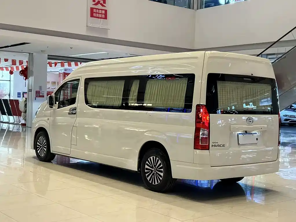 Toyota Hiace 2021 — фото 6