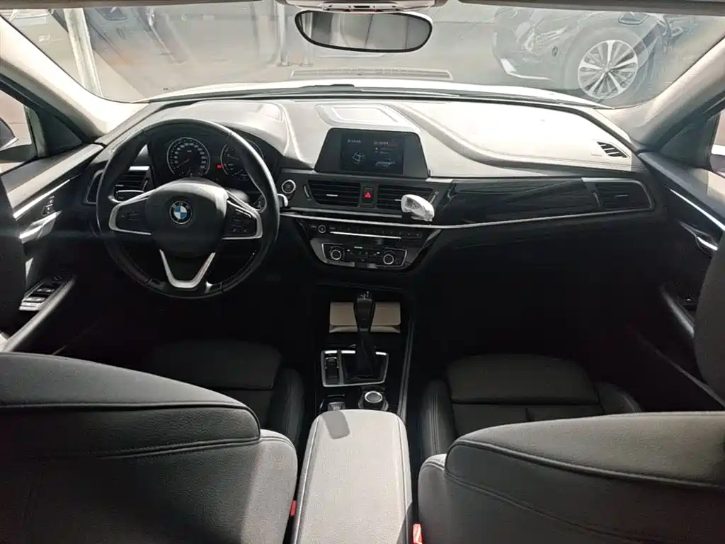BMW 1 Series 2018 — фото 10