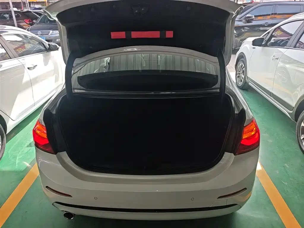 BMW 1 Series 2018 — фото 19