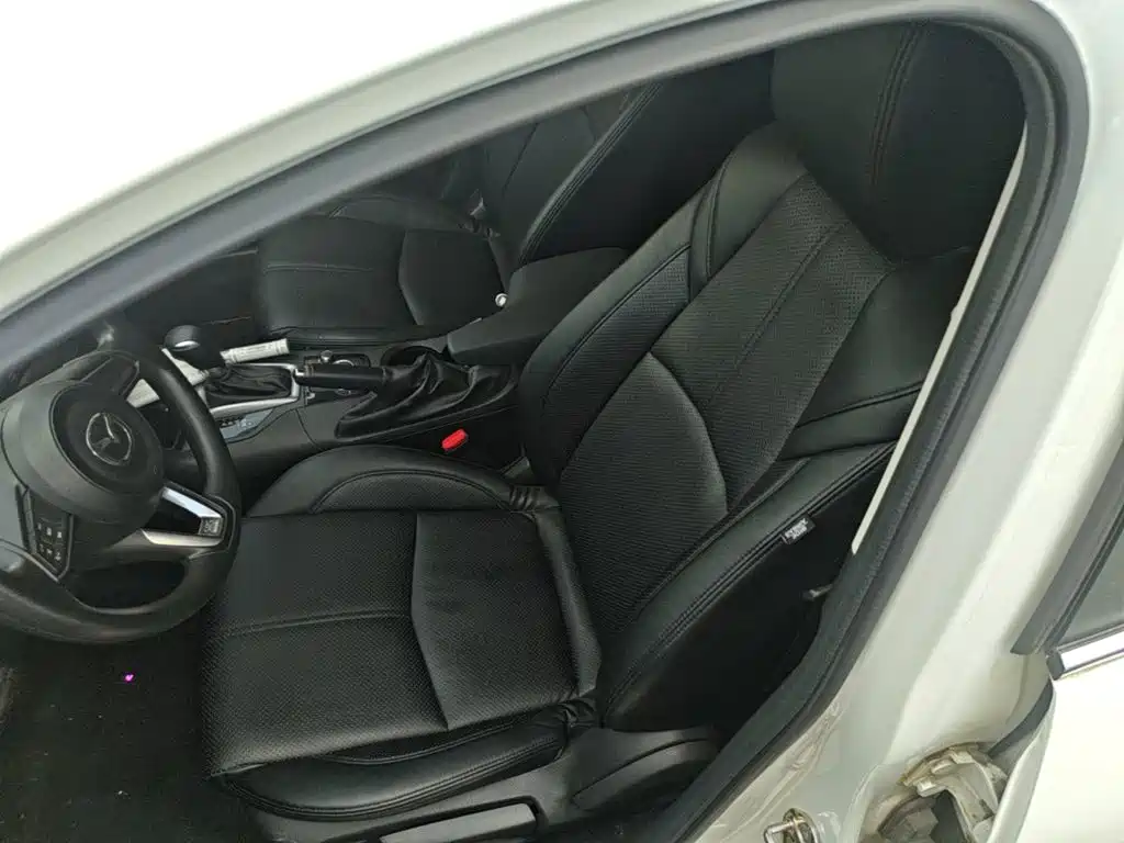 Mazda 3 Axela 2018 — фото 15