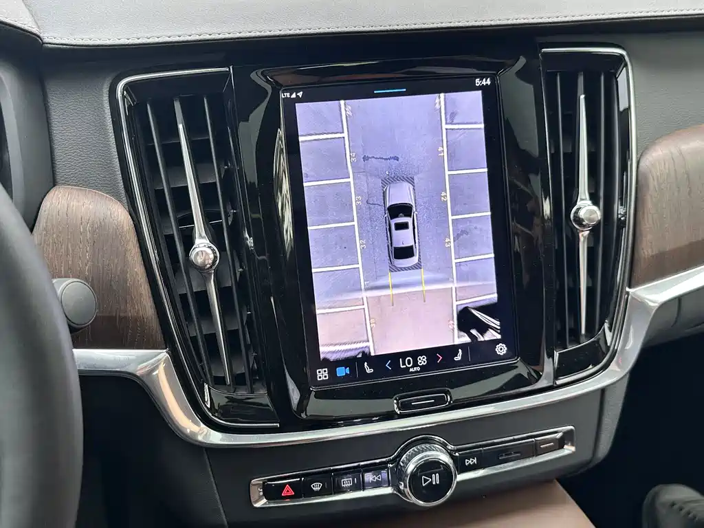 Volvo S90 Plug-In Hybrid 2024 — фото 29