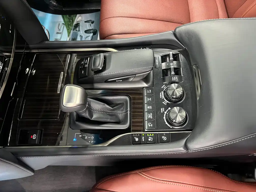 Lexus LX 2020 — фото 18