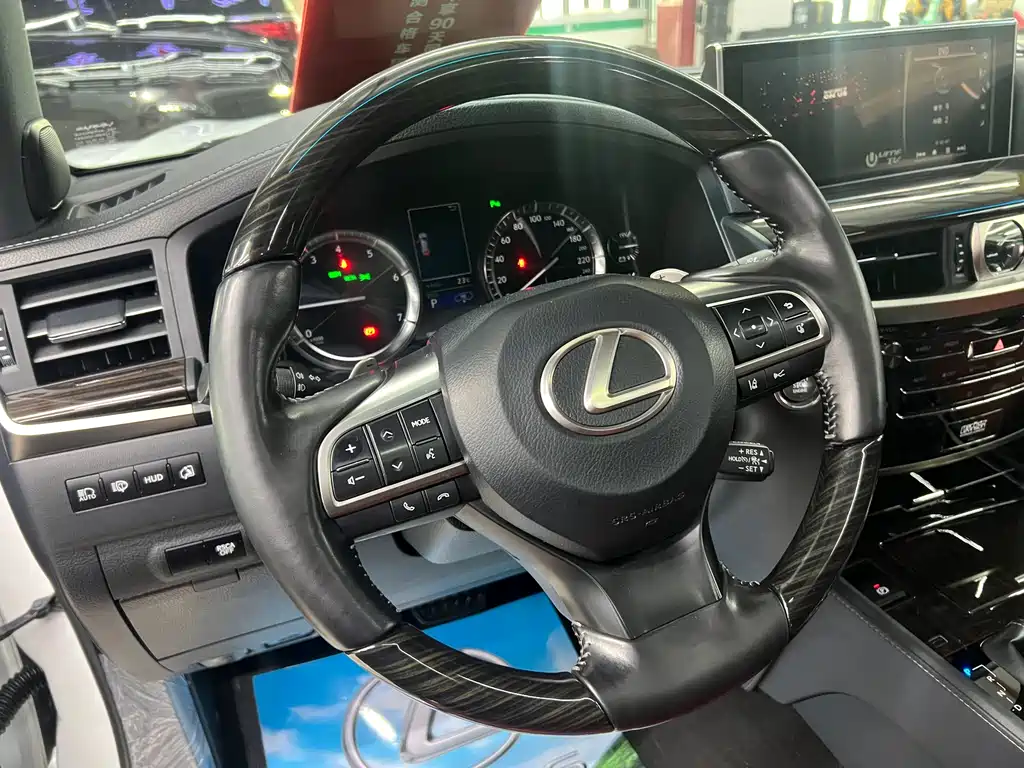 Lexus LX 2020 — фото 17