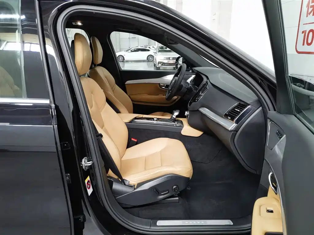 Volvo XC90 2018 — фото 23