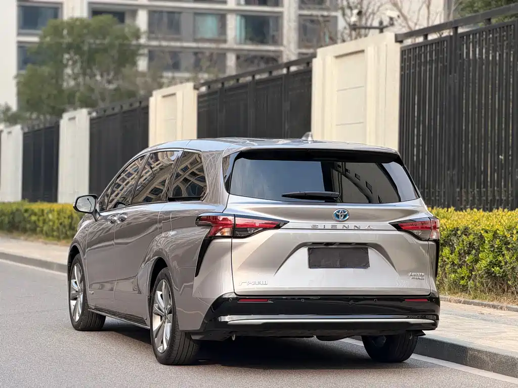 Toyota Sienna 2023 — фото 3