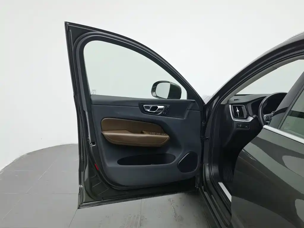 Volvo XC60 2020 — фото 8