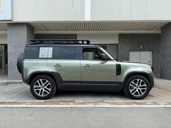 Land Rover Defender 2023