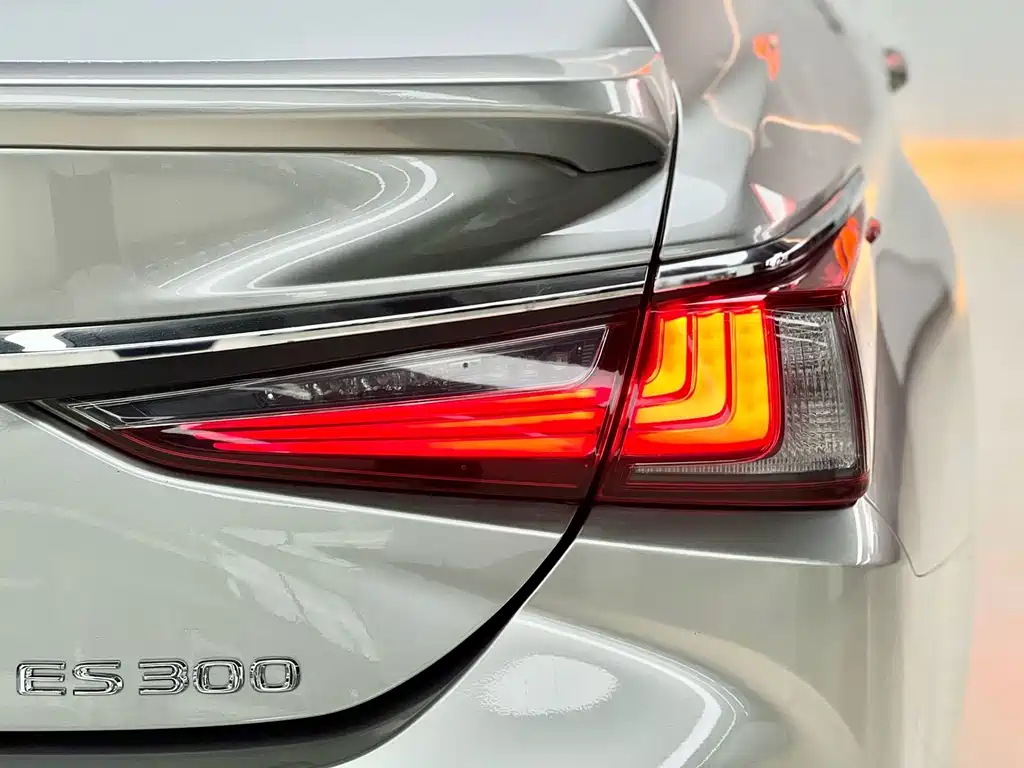 Lexus ES 2020 — фото 18