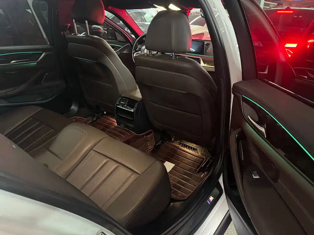 BMW 5 Series 2019 — фото 12
