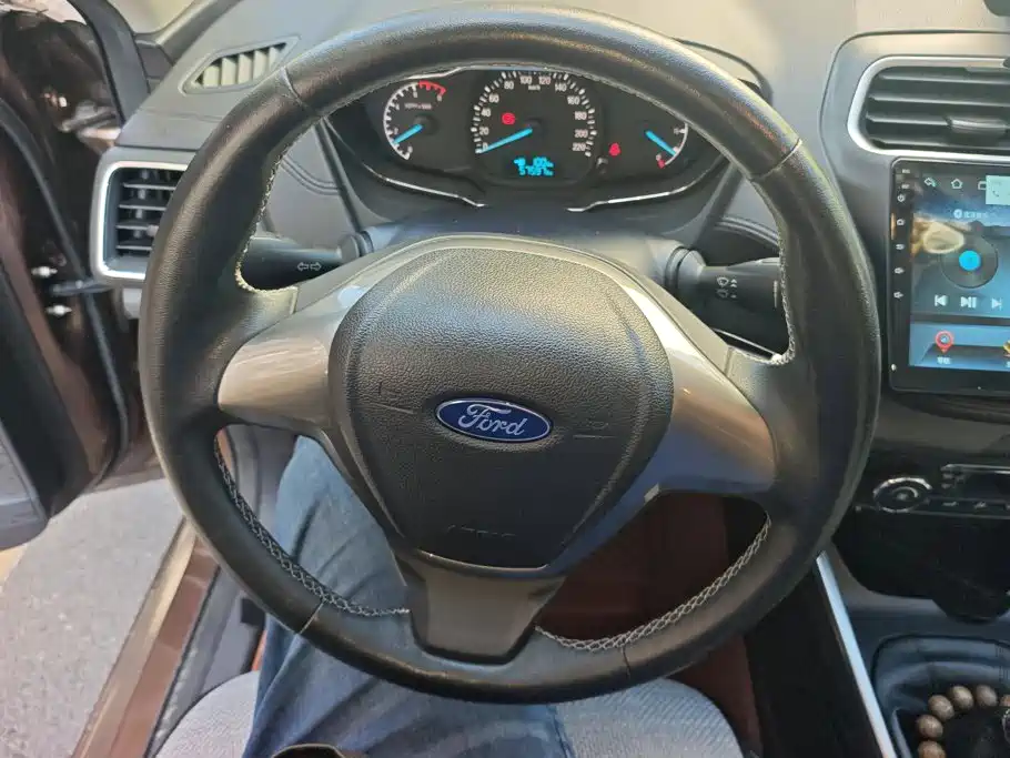 Ford Escort 2015 — фото 15