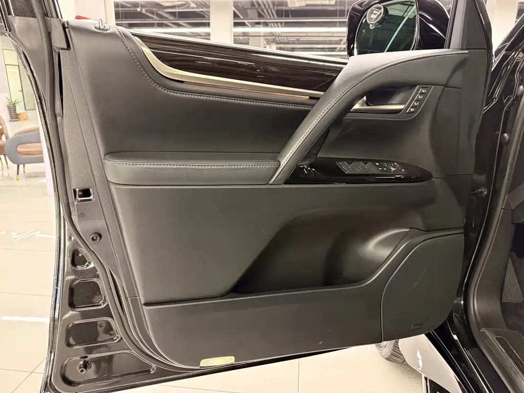 Lexus LX 2018 — фото 17