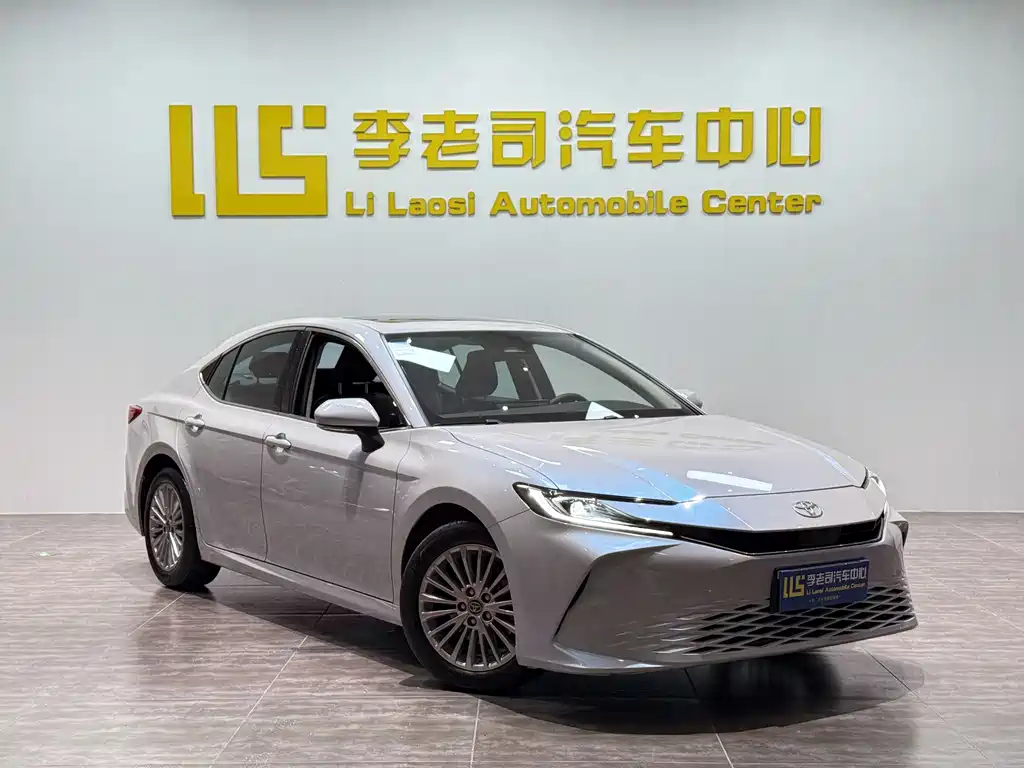 Toyota Camry 2025 — фото 2