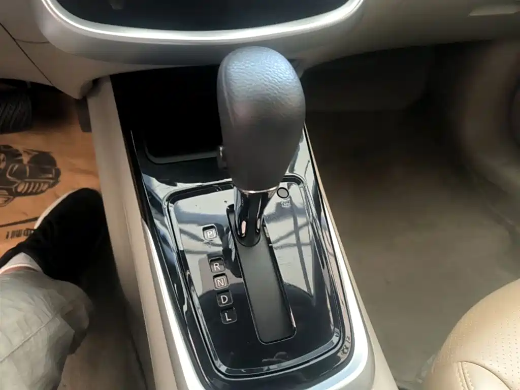 Nissan Tiida 2016 — фото 14