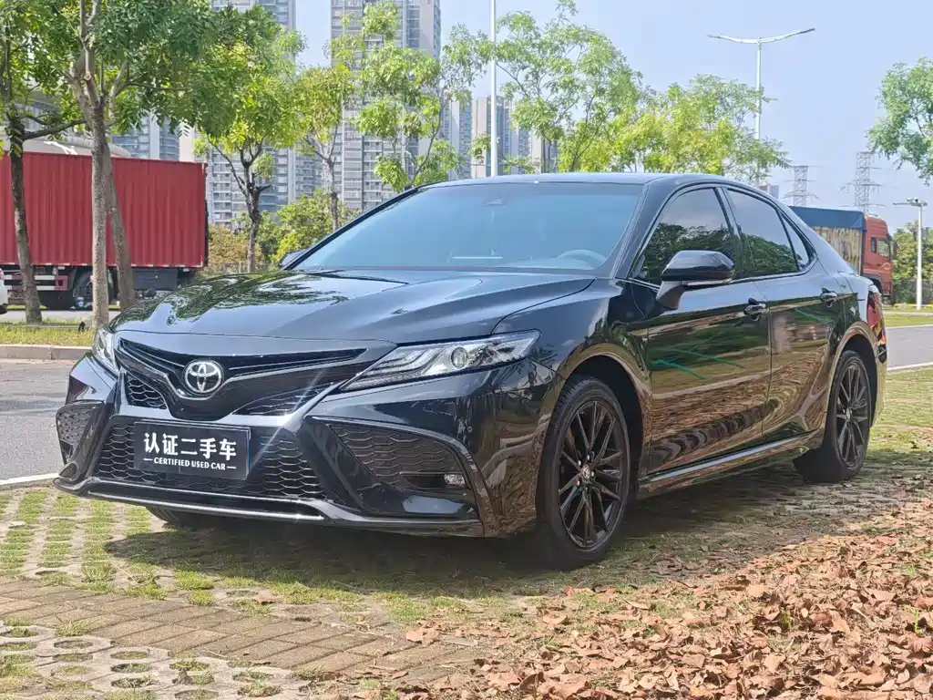 Toyota Camry 2023 — фото 1