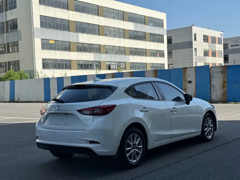 Mazda 3 Axela 2017 — фото 12