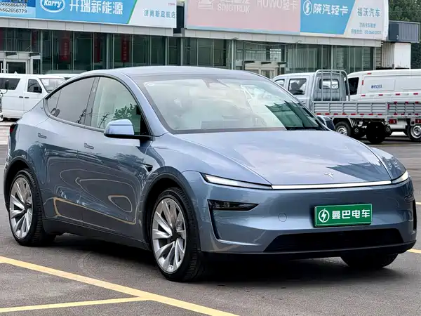 Tesla Model Y 2025