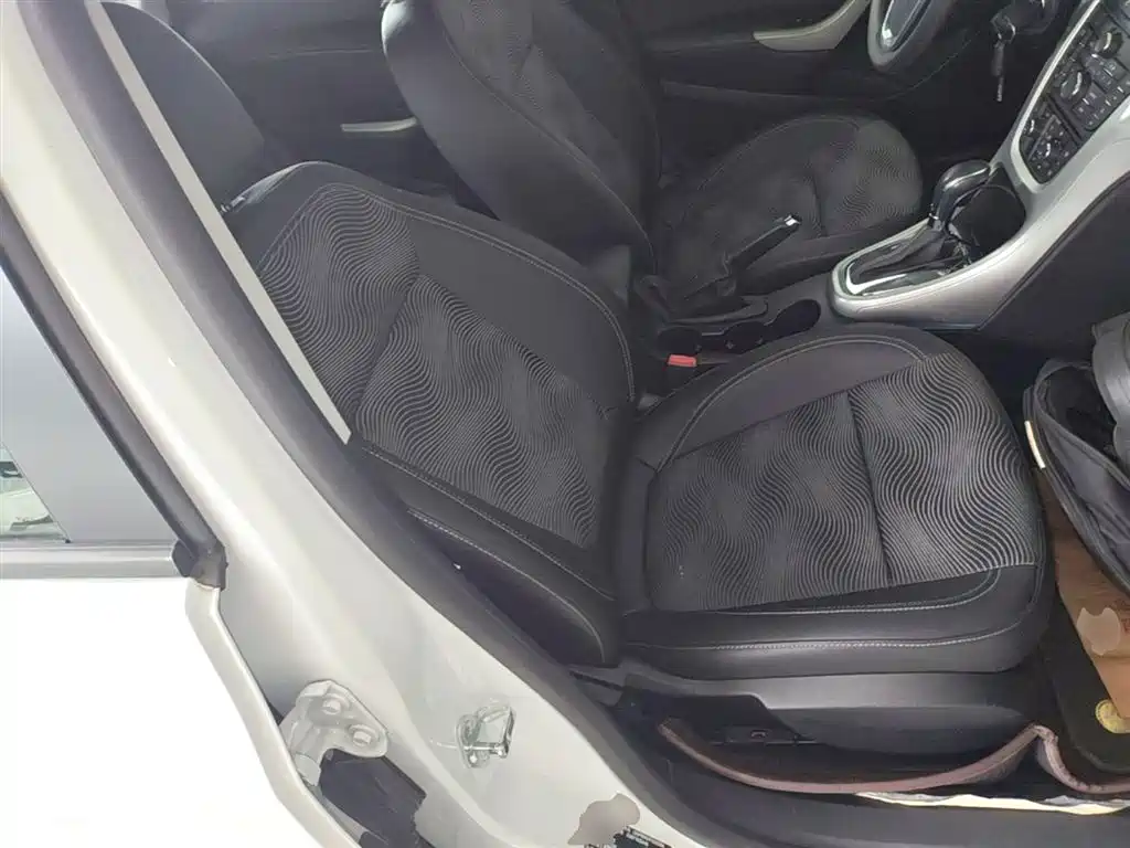 Buick Excelle 2015 — фото 25
