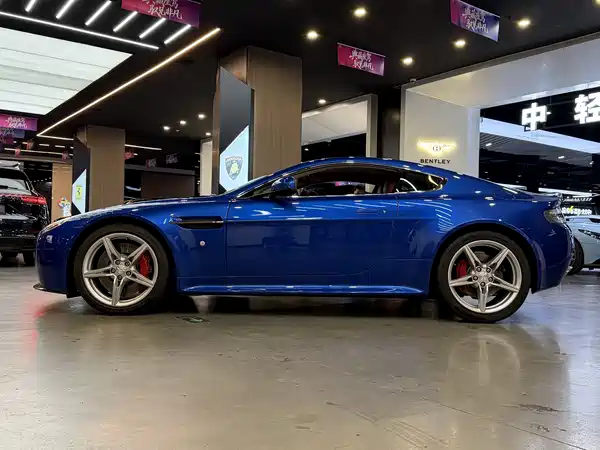 Aston Martin V8 Vantage 2016