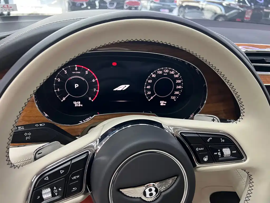Bentley Bentayga — фото 10