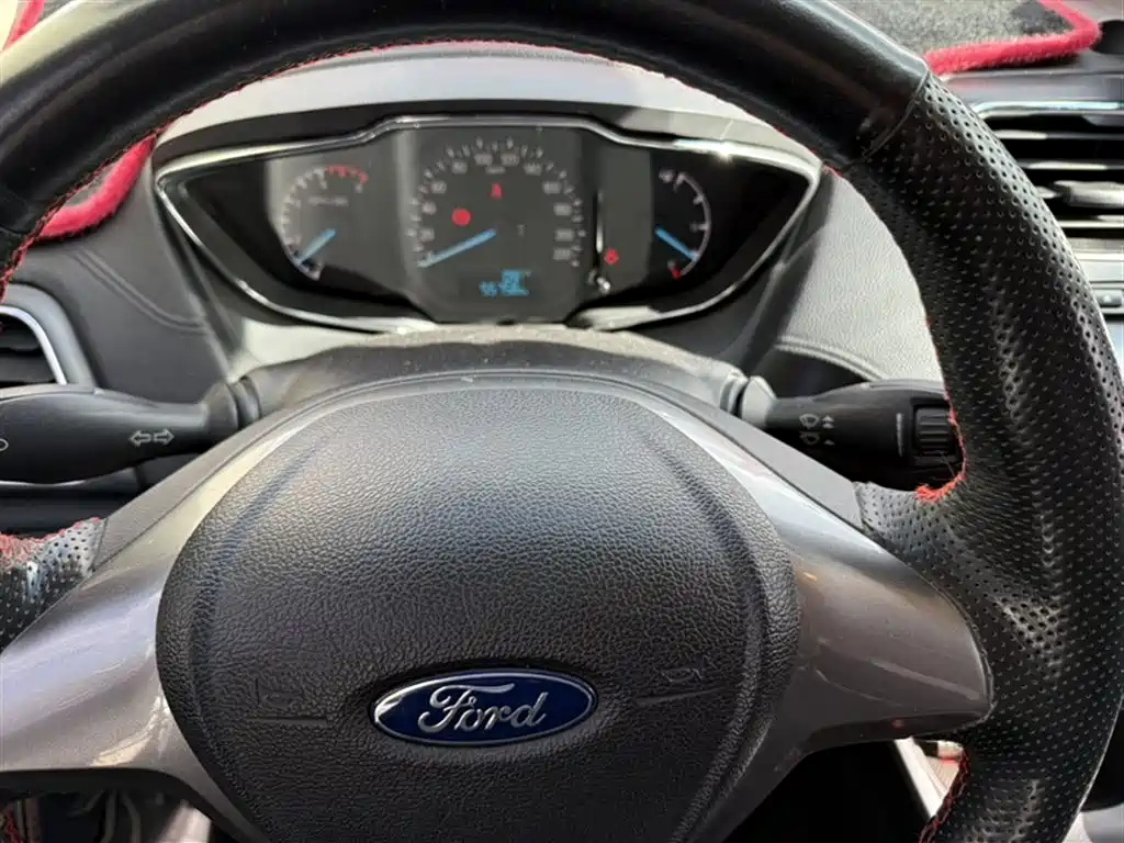 Ford Escort 2015 — фото 21
