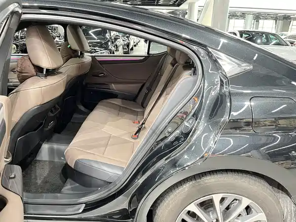 Lexus ES 2025