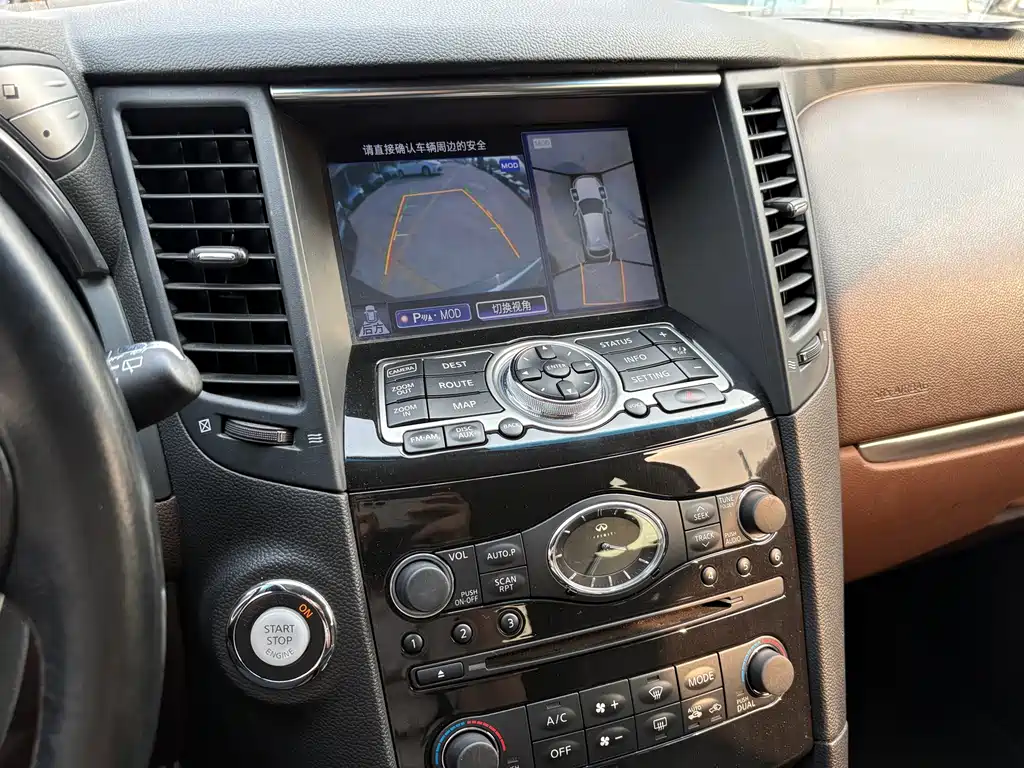 Infiniti QX70 2015 — фото 17