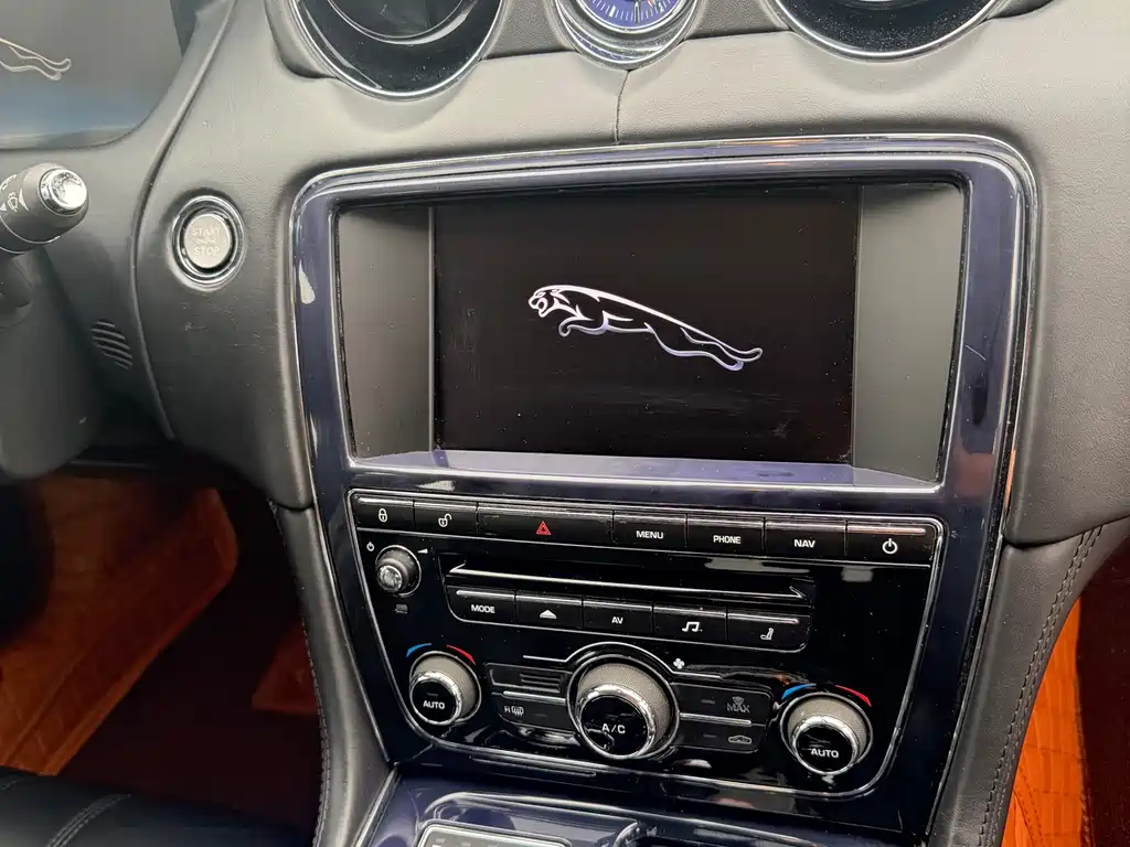 Jaguar XJ 2012 — фото 21