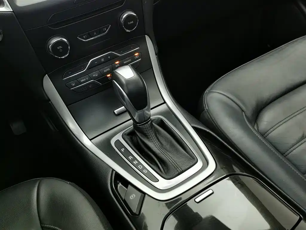 Ford Edge 2016 — фото 13