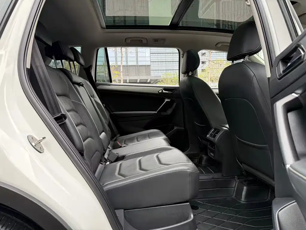 Volkswagen Tiguan L Plug-In Hybrid 2021 — фото 16