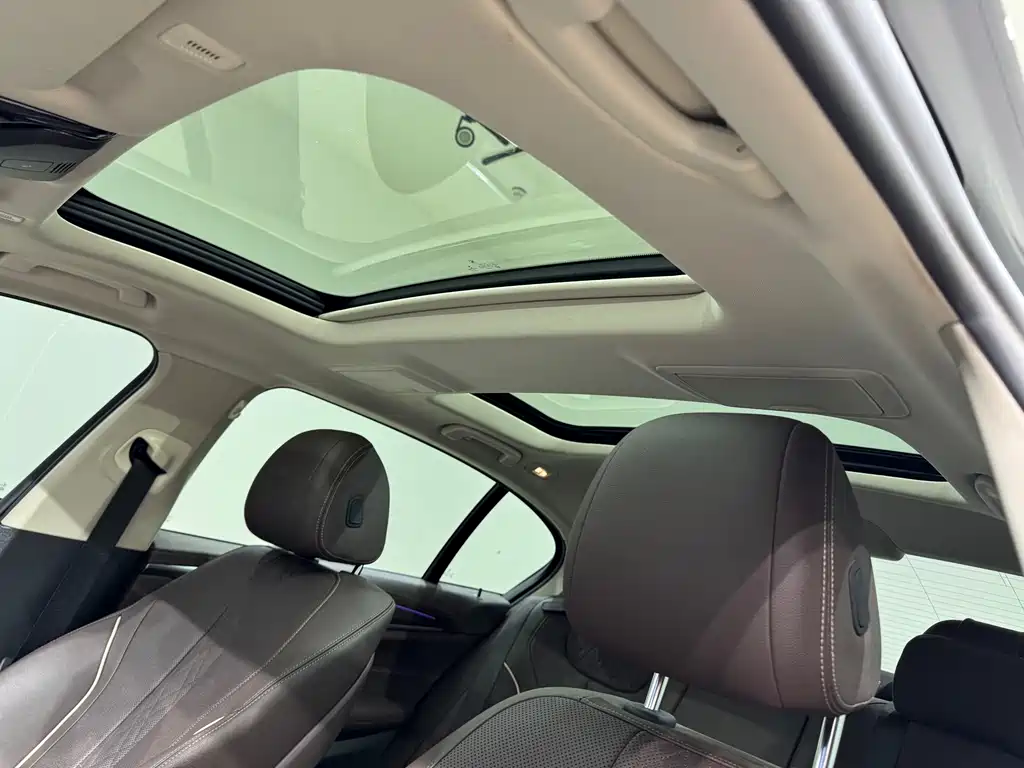BMW 5 Series 2021 — фото 10