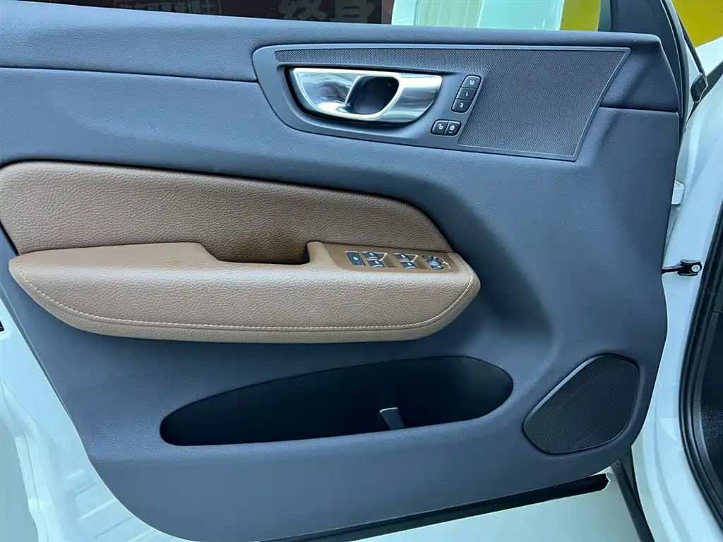 Volvo XC60 2022 — фото 15