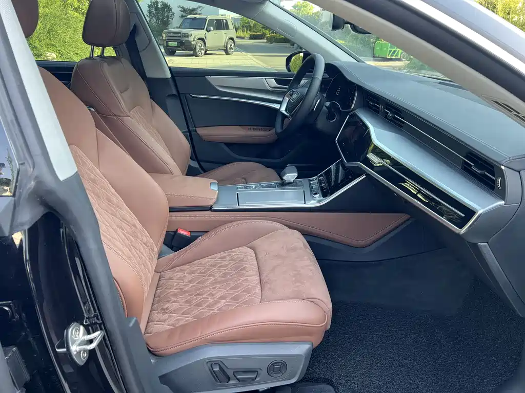 Audi A7L 2024 — фото 17