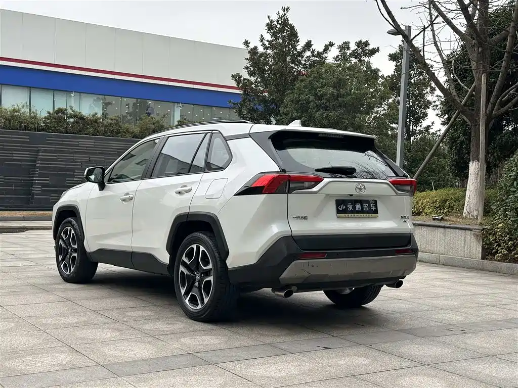 Toyota RAV4 2021 — фото 10